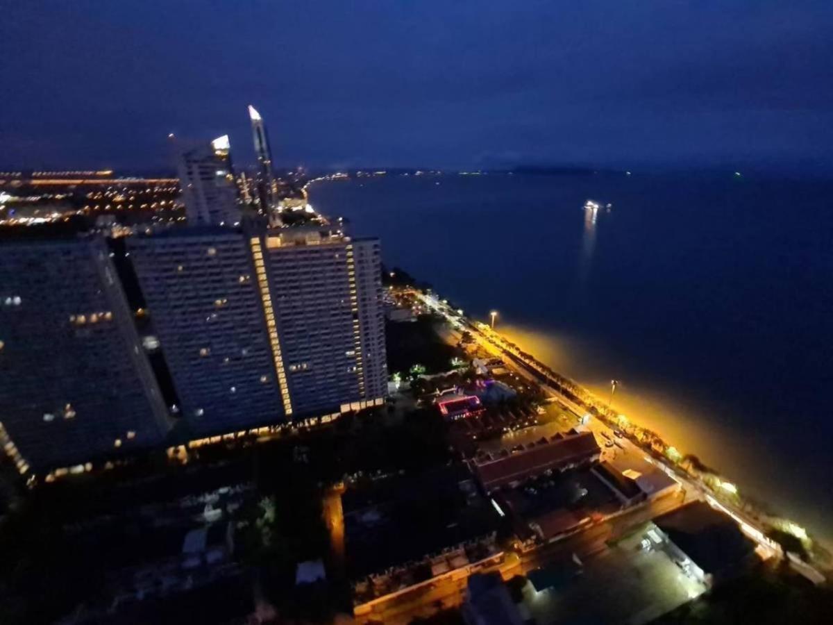 Jomtien Pattaya Beach Front Condominium high floor