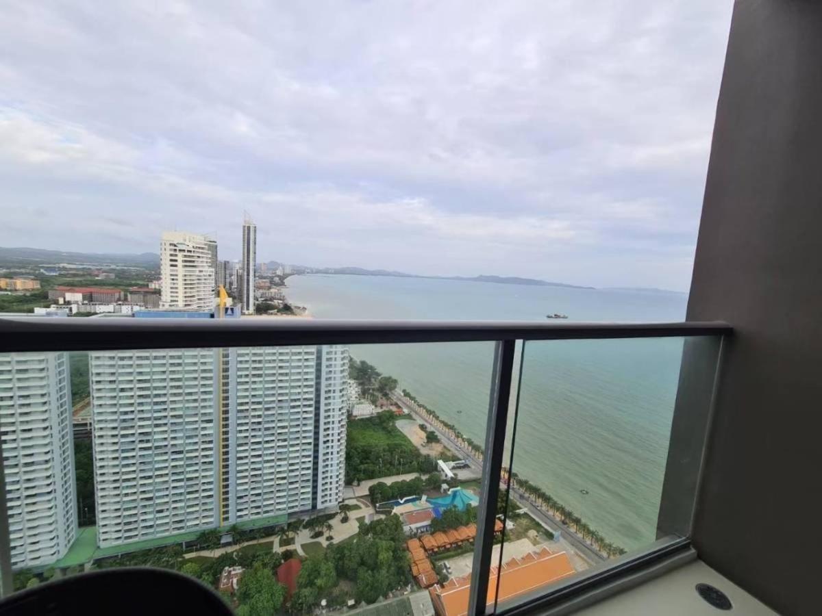 Jomtien Pattaya Beach Front Condominium high floor