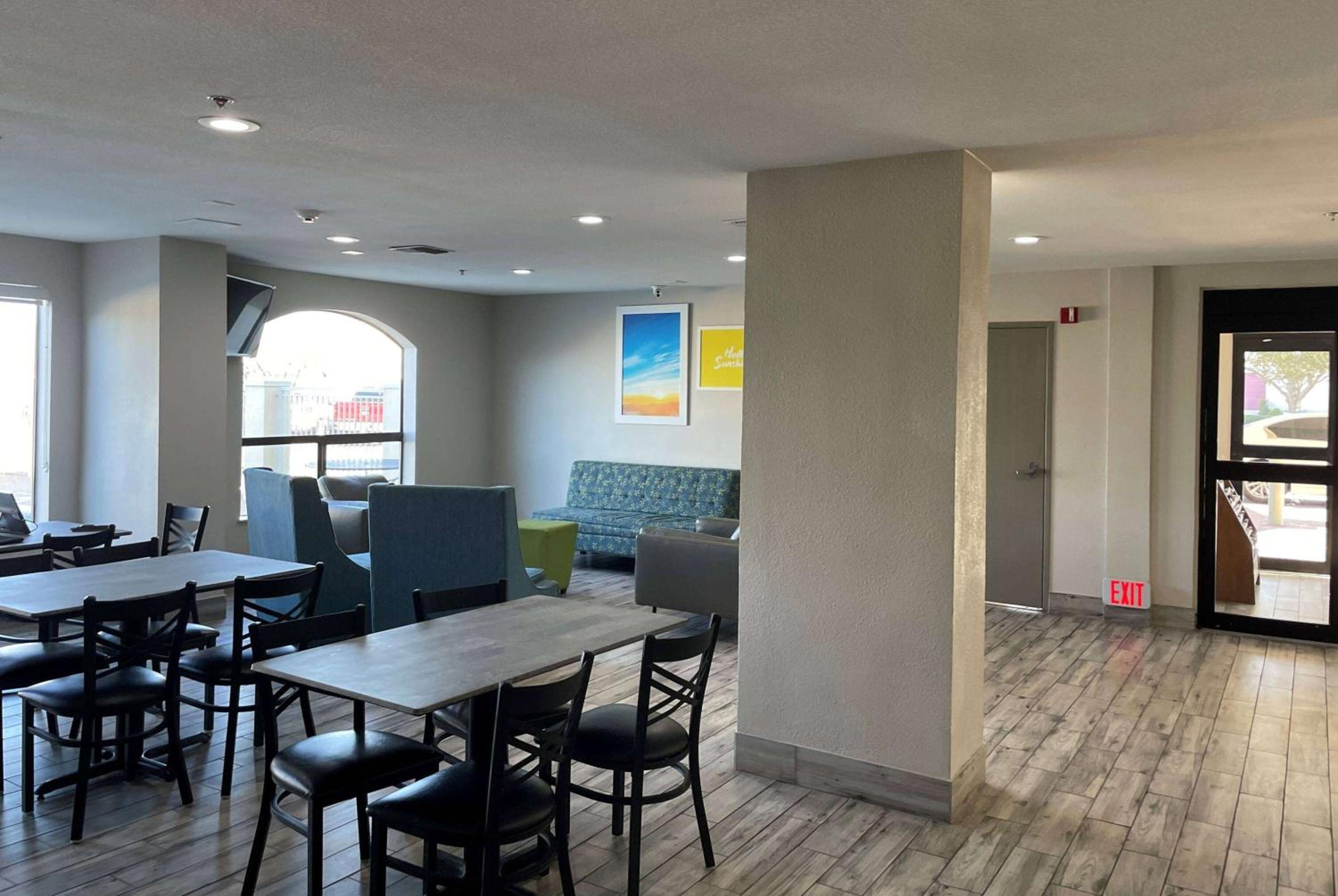 Days Inn by Wyndham Dallas Garland West - Property Image 6