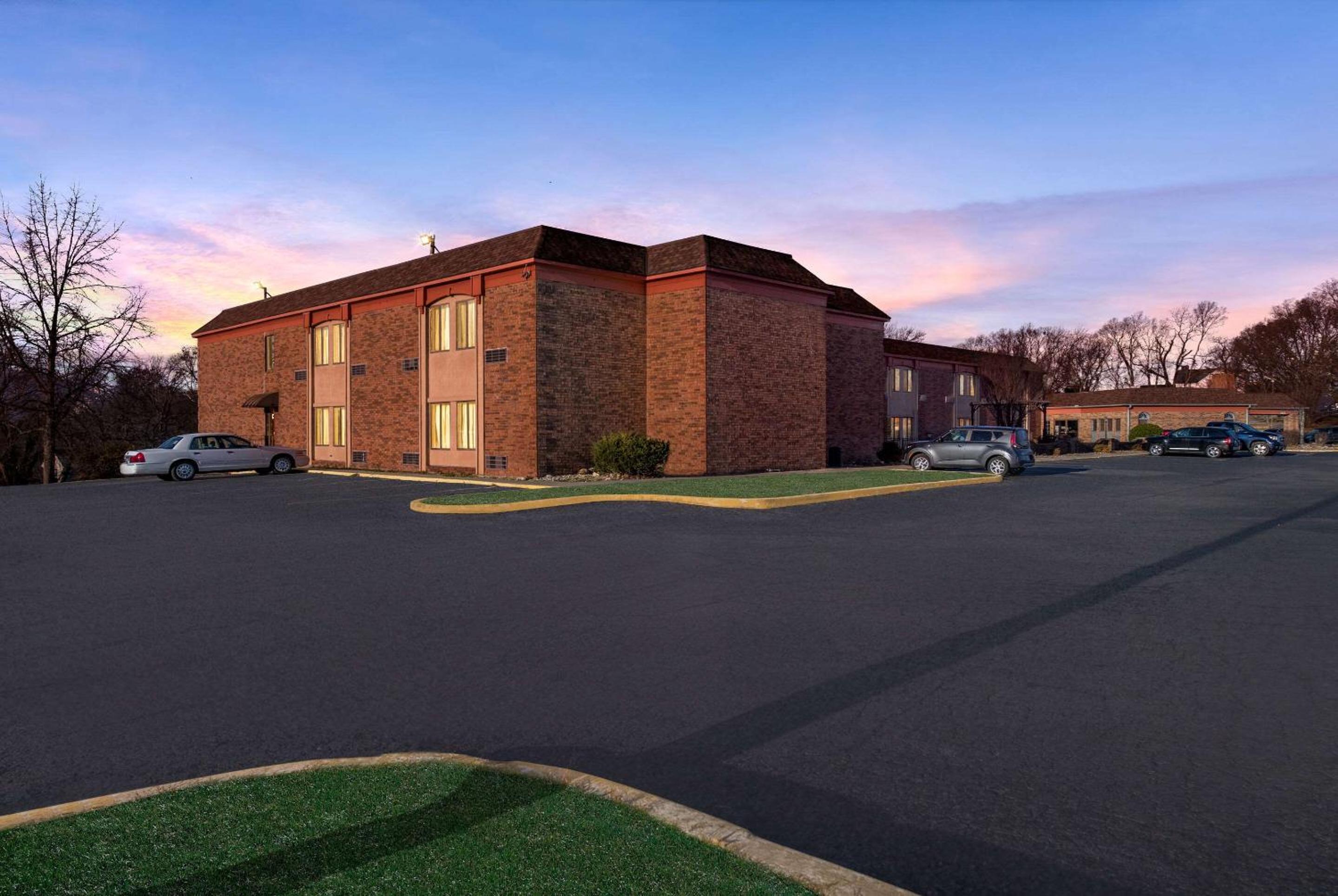 Suburban Studios Kansas City Airport North view 4