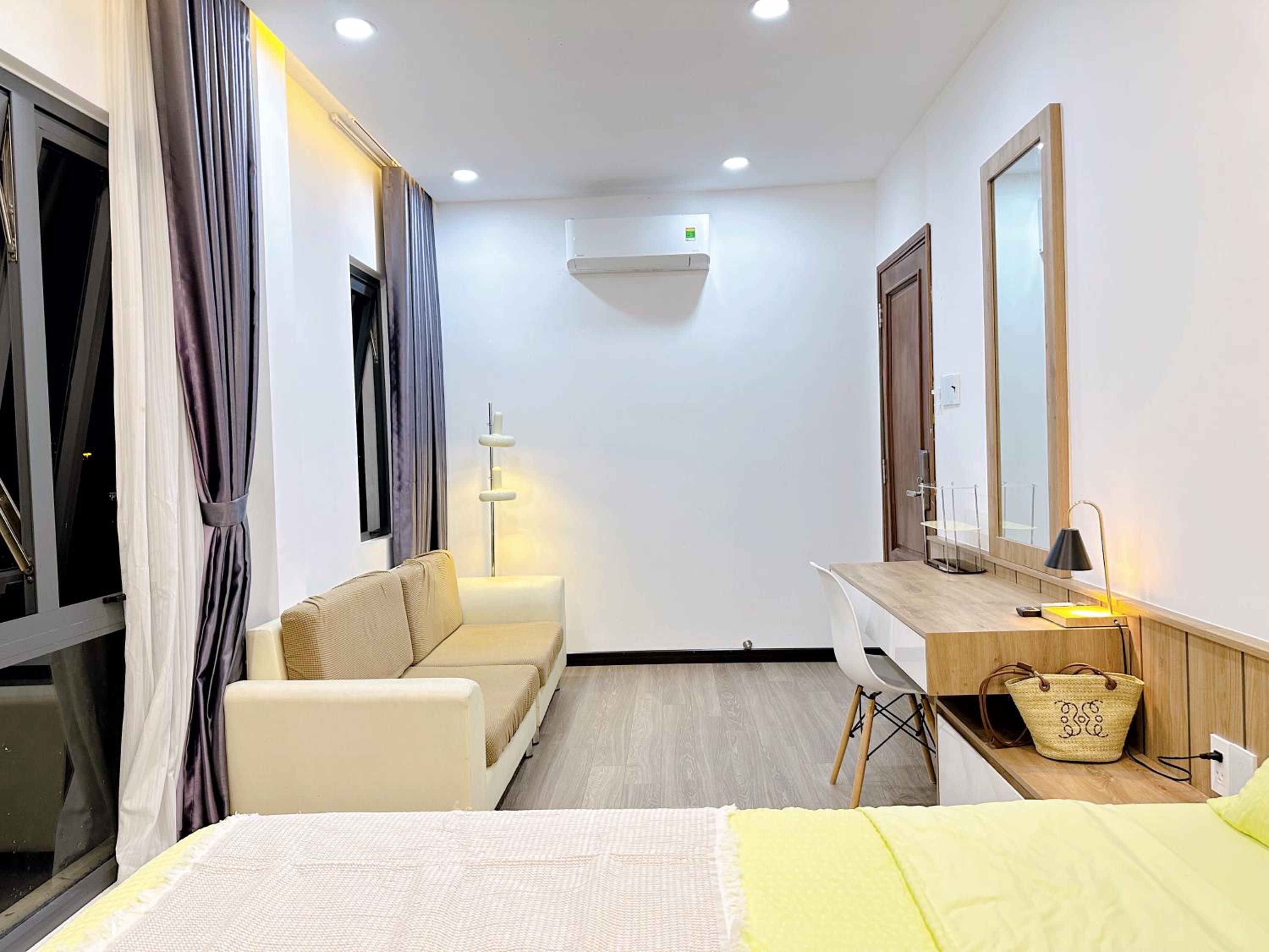 Riverside House near Airport. Suite có phòng khách riêng