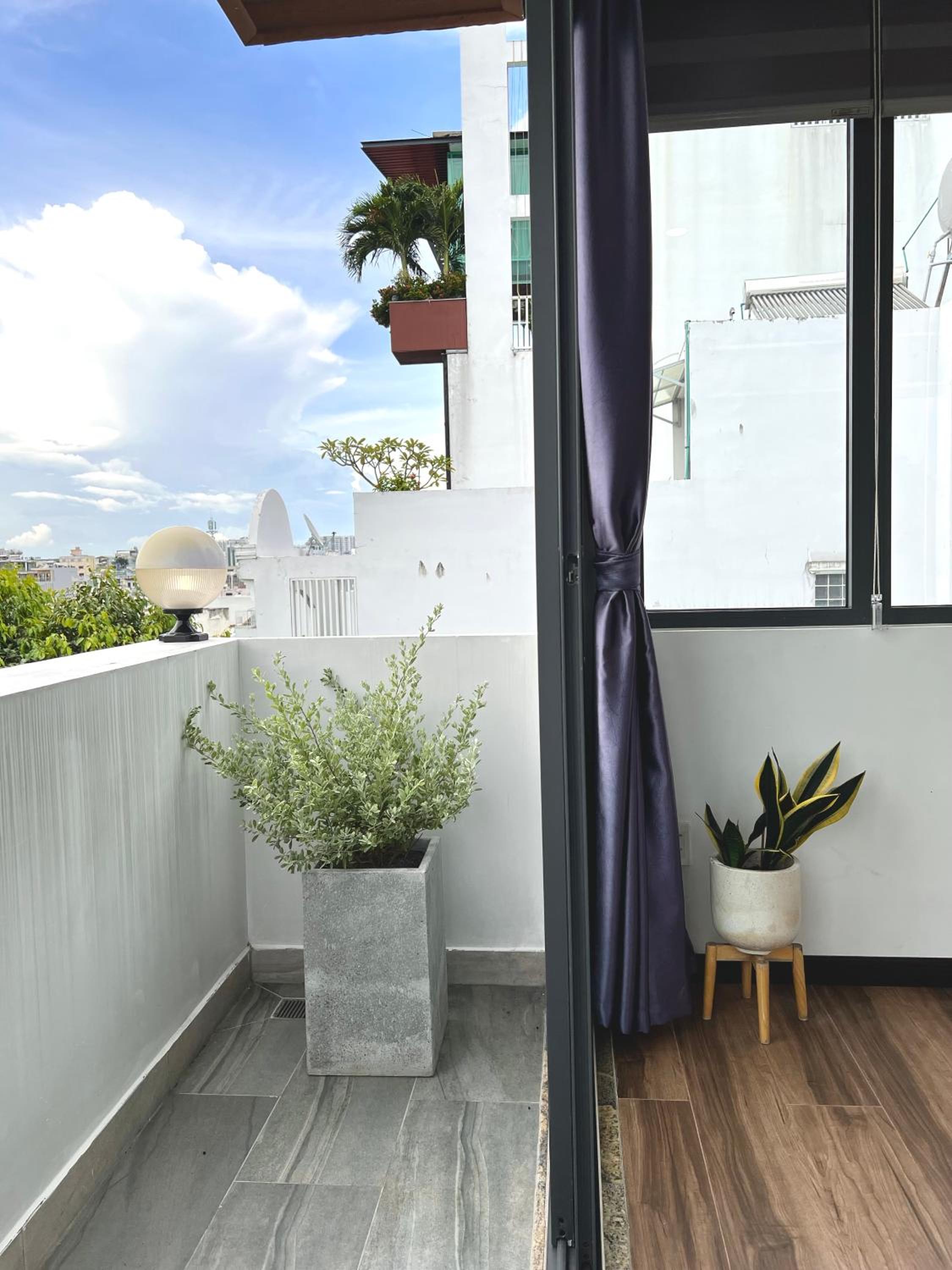 Riverside House near Airport. Suite có phòng khách riêng
