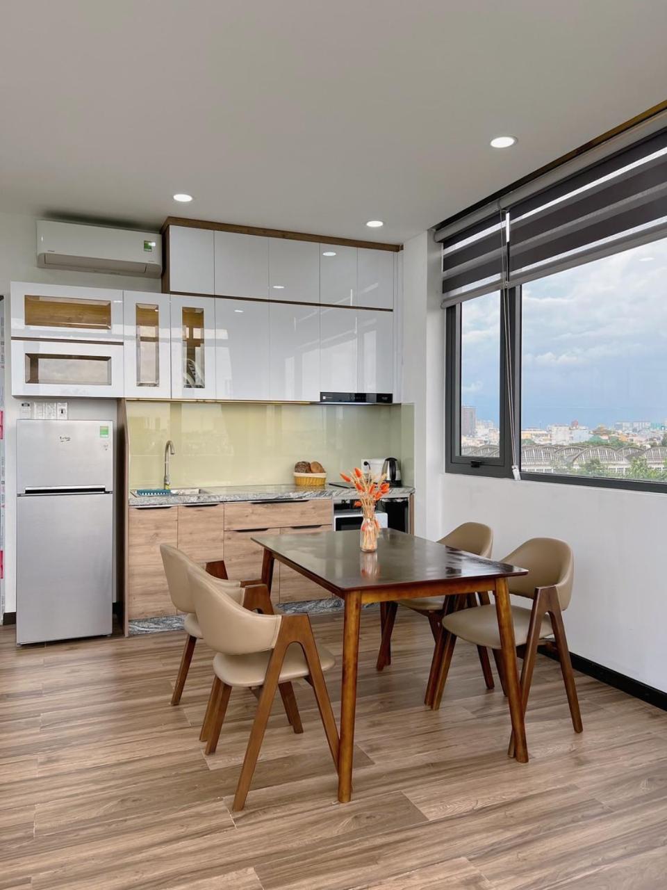 Riverside House near Airport. Suite có phòng khách riêng