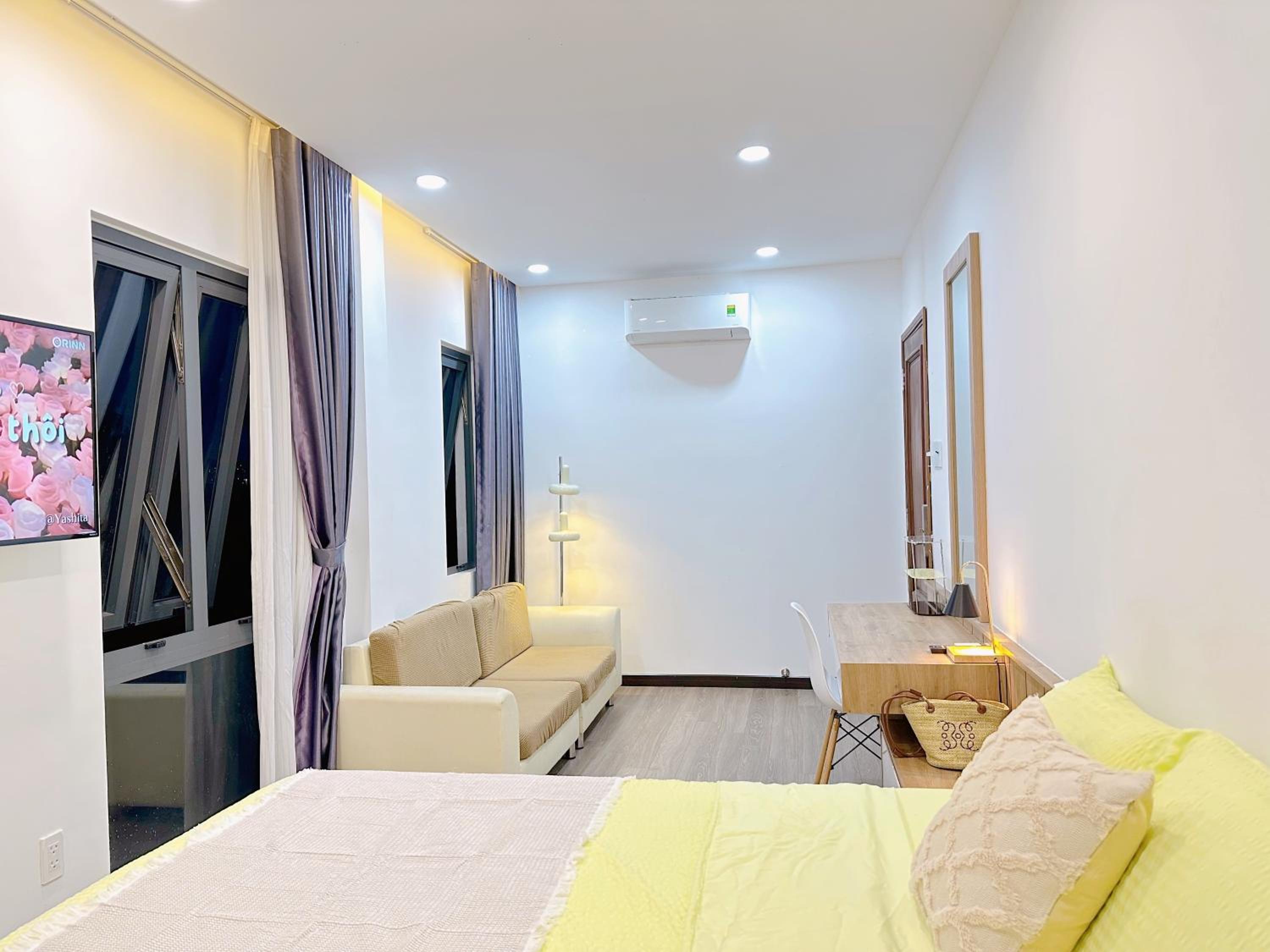 Riverside House near Airport. Suite có phòng khách riêng
