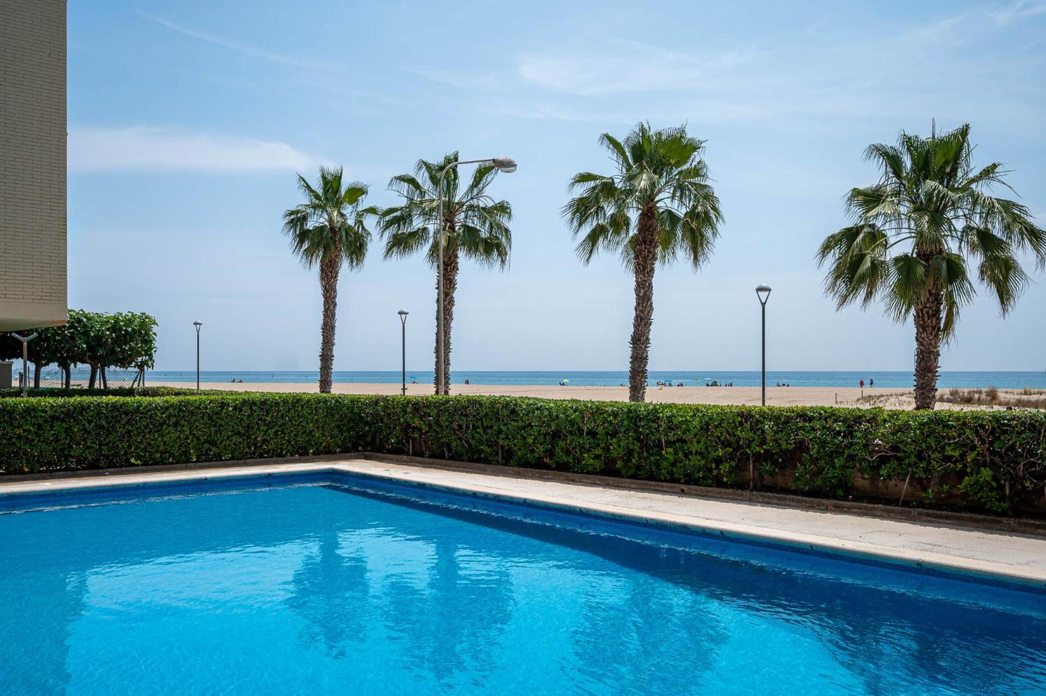 AT108 Comunidad con piscina en primera línea de la playa view 5