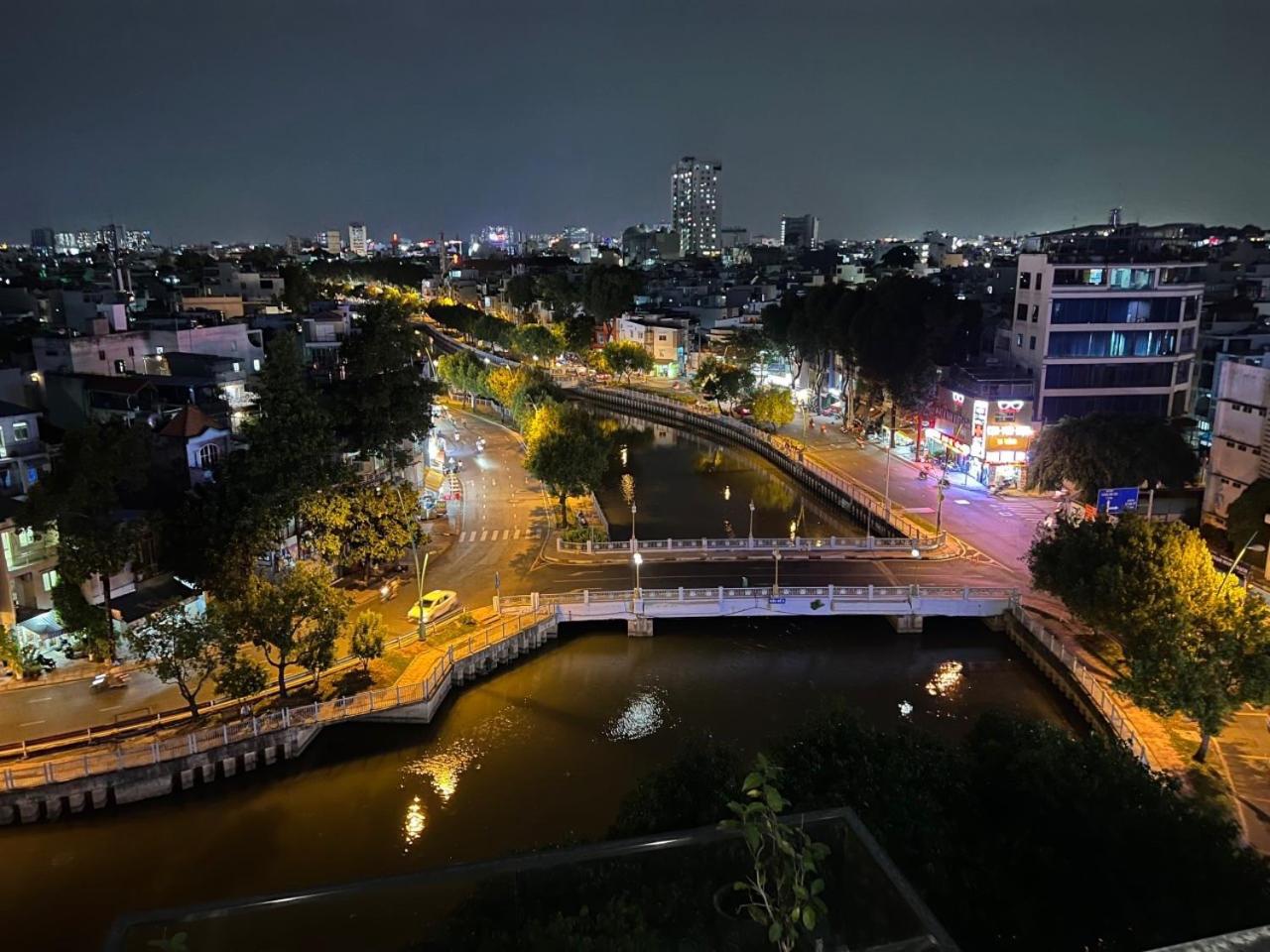 Riverside House near Airport. Suite có phòng khách riêng