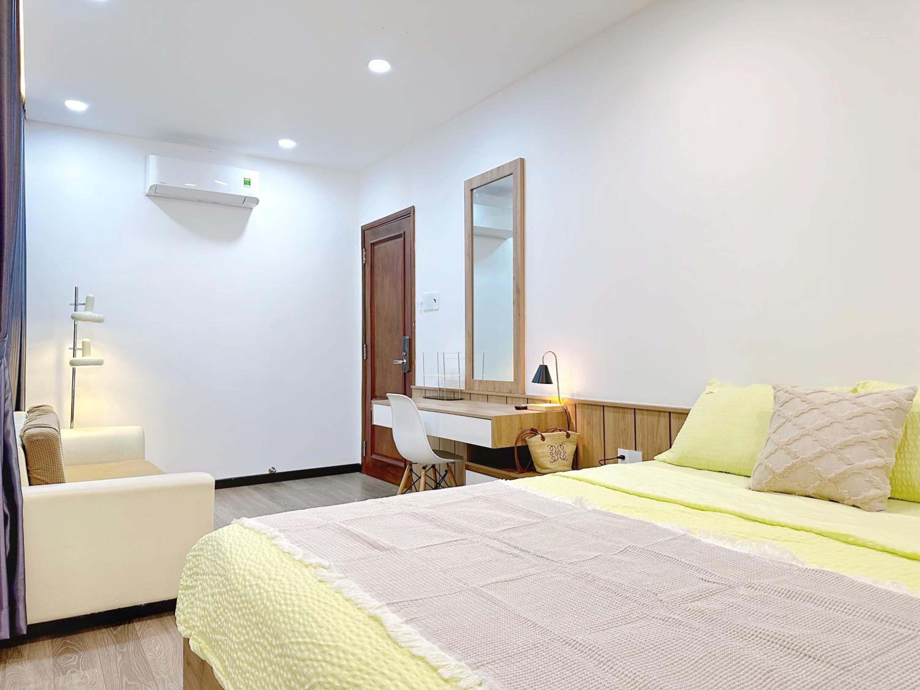 Riverside House near Airport. Suite có phòng khách riêng