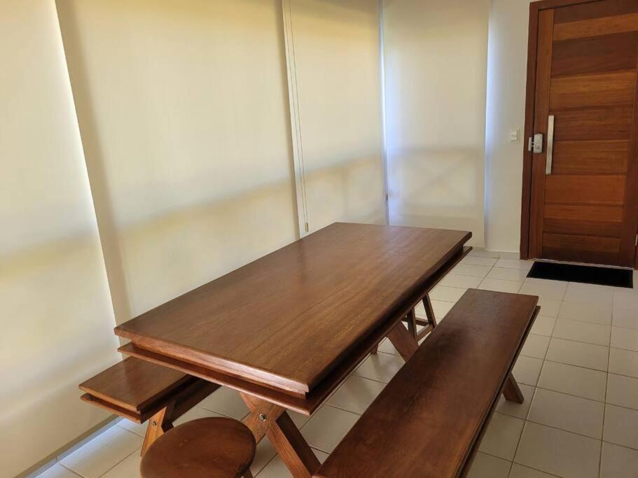 Cond Genipabu Club House a 900mts Praia Guarajuba com Jardim, 3 Quartos, Vagas de Garagem e Cozinha totalmente Equipada