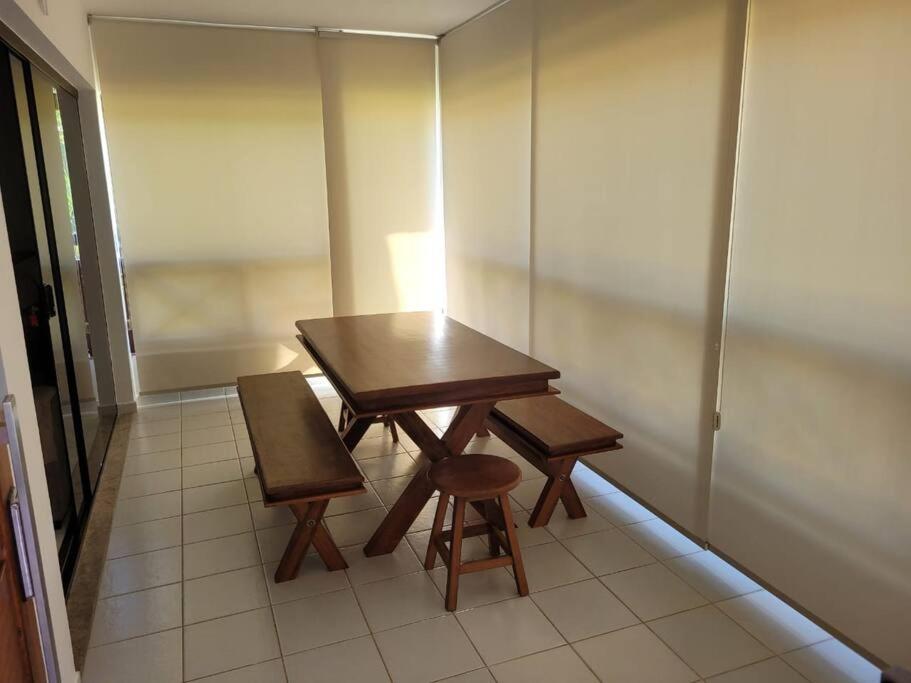 Cond Genipabu Club House a 900mts Praia Guarajuba com Jardim, 3 Quartos, Vagas de Garagem e Cozinha totalmente Equipada