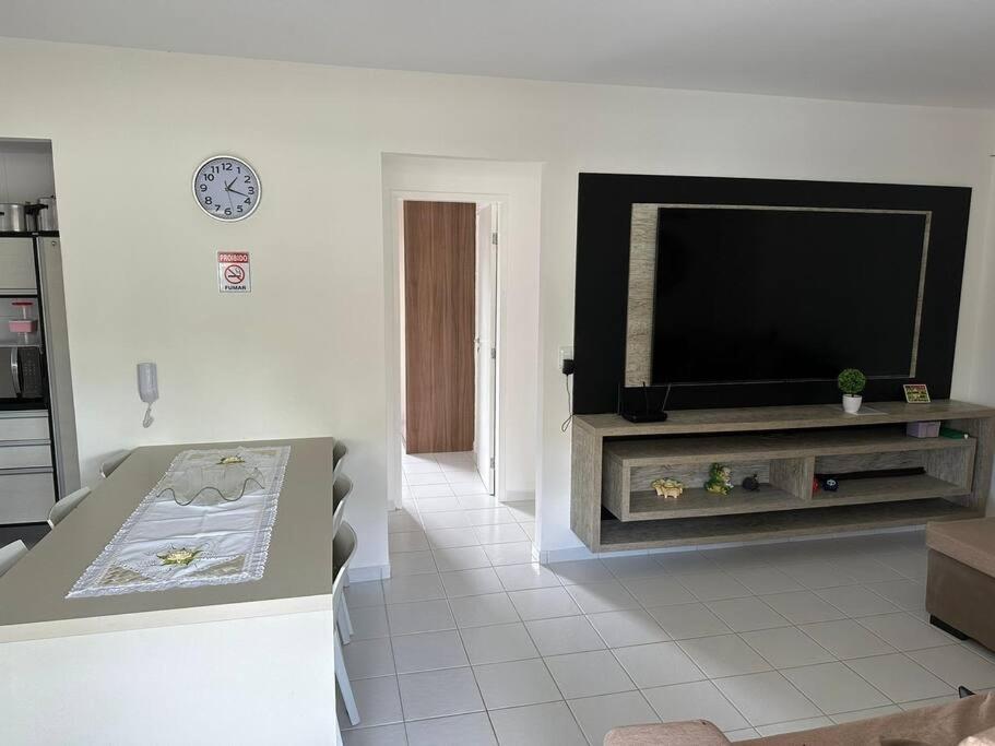 Cond Genipabu Club House a 900mts Praia Guarajuba com Jardim, 3 Quartos, Vagas de Garagem e Cozinha totalmente Equipada