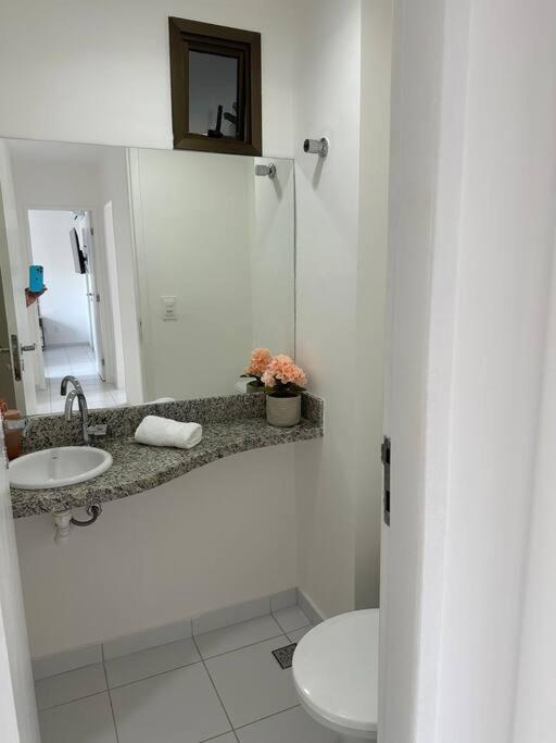 Cond Genipabu Club House a 900mts Praia Guarajuba com Jardim, 3 Quartos, Vagas de Garagem e Cozinha totalmente Equipada