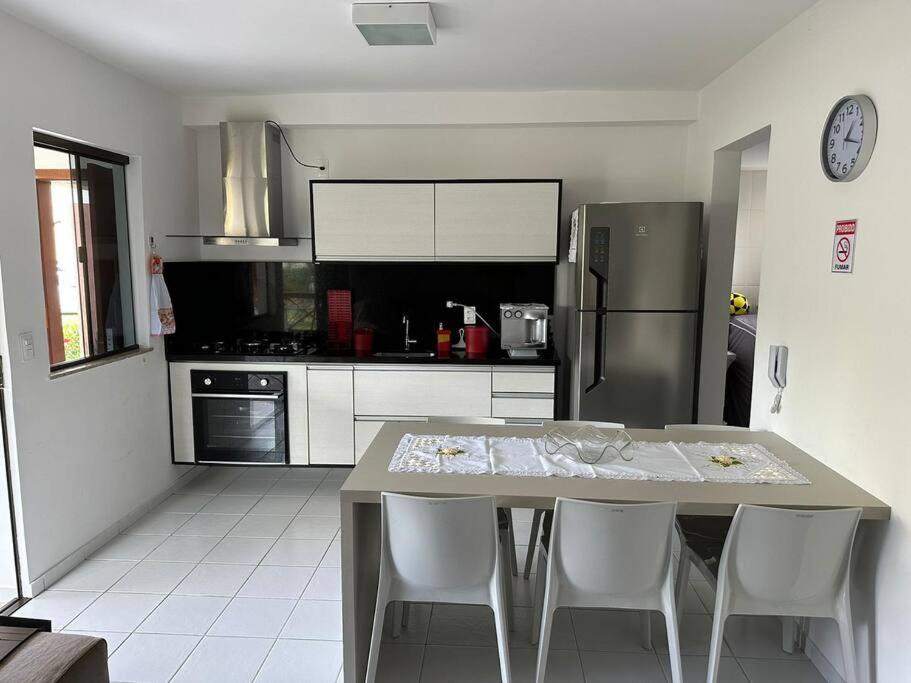 Cond Genipabu Club House a 900mts Praia Guarajuba com Jardim, 3 Quartos, Vagas de Garagem e Cozinha totalmente Equipada