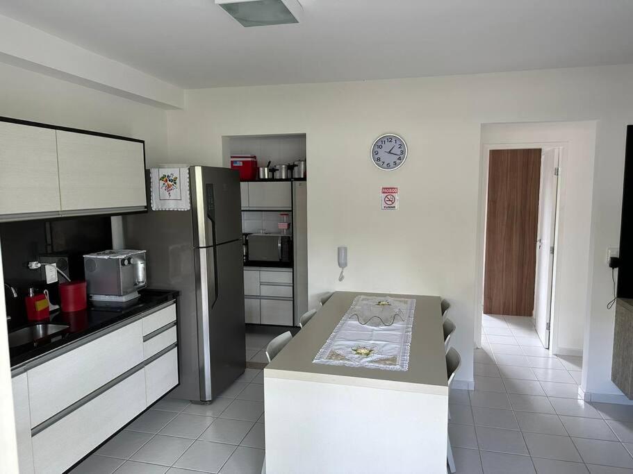 Cond Genipabu Club House a 900mts Praia Guarajuba com Jardim, 3 Quartos, Vagas de Garagem e Cozinha totalmente Equipada