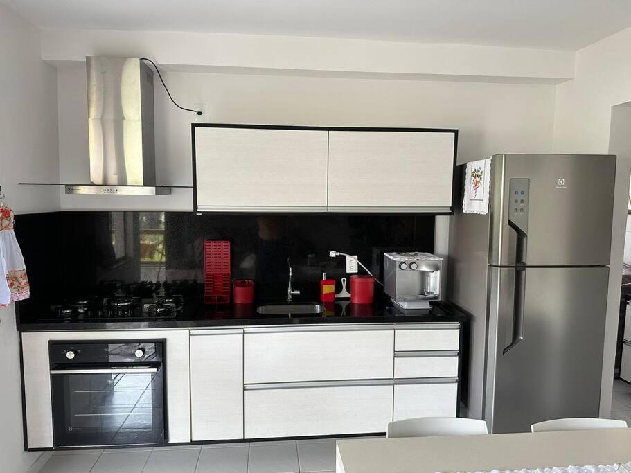 Cond Genipabu Club House a 900mts Praia Guarajuba com Jardim, 3 Quartos, Vagas de Garagem e Cozinha totalmente Equipada