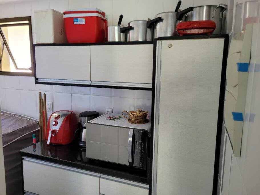 Cond Genipabu Club House a 900mts Praia Guarajuba com Jardim, 3 Quartos, Vagas de Garagem e Cozinha totalmente Equipada