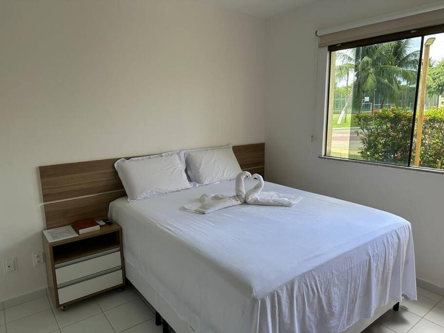 Cond Genipabu Club House a 900mts Praia Guarajuba com Jardim, 3 Quartos, Vagas de Garagem e Cozinha totalmente Equipada