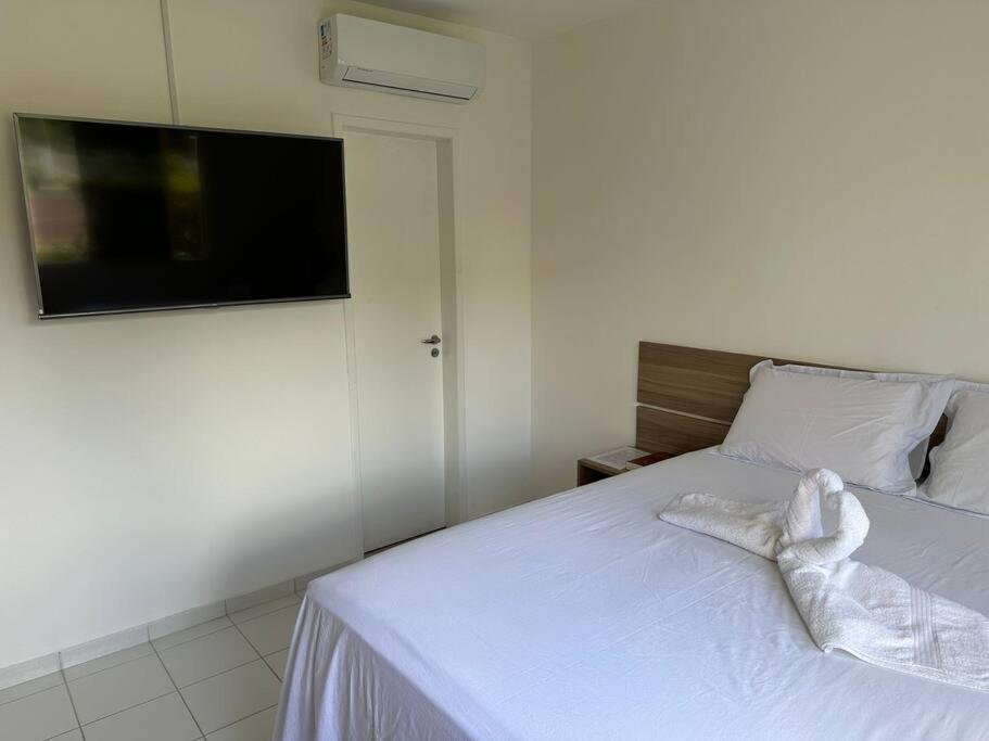 Cond Genipabu Club House a 900mts Praia Guarajuba com Jardim, 3 Quartos, Vagas de Garagem e Cozinha totalmente Equipada