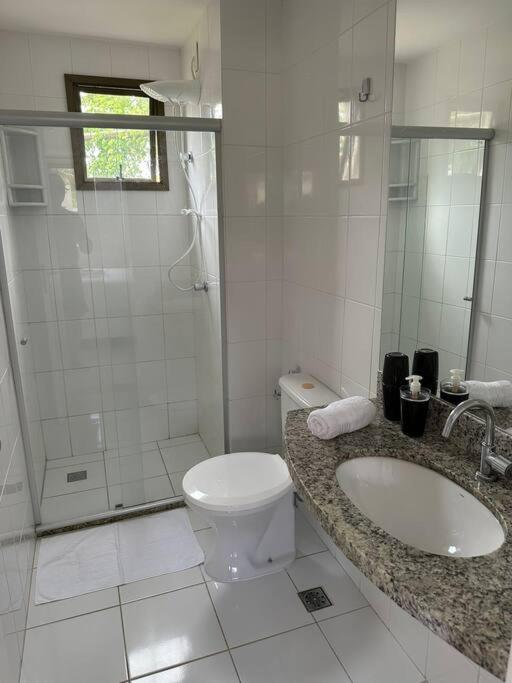 Cond Genipabu Club House a 900mts Praia Guarajuba com Jardim, 3 Quartos, Vagas de Garagem e Cozinha totalmente Equipada