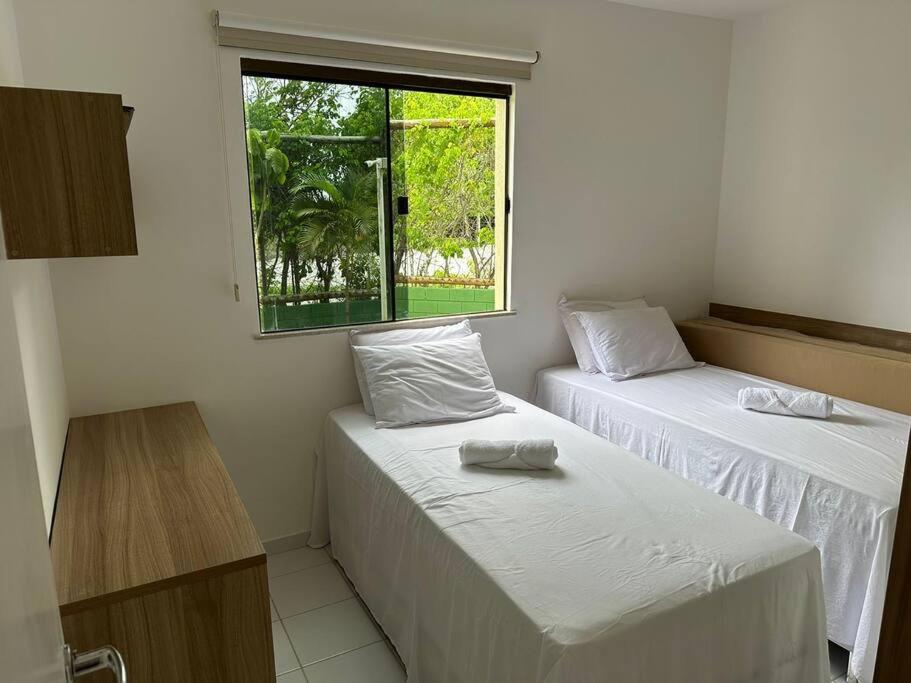 Cond Genipabu Club House a 900mts Praia Guarajuba com Jardim, 3 Quartos, Vagas de Garagem e Cozinha totalmente Equipada