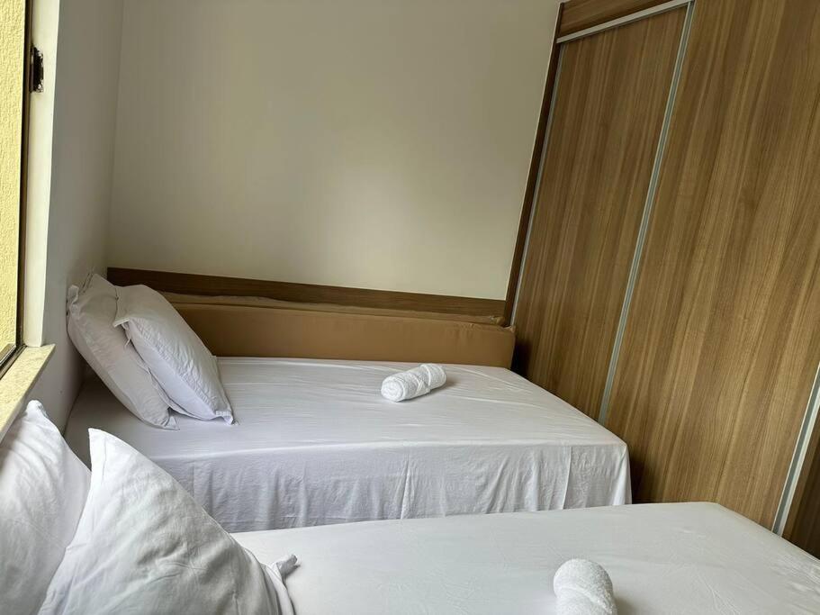Cond Genipabu Club House a 900mts Praia Guarajuba com Jardim, 3 Quartos, Vagas de Garagem e Cozinha totalmente Equipada