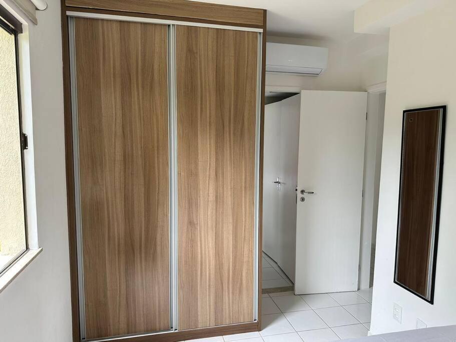 Cond Genipabu Club House a 900mts Praia Guarajuba com Jardim, 3 Quartos, Vagas de Garagem e Cozinha totalmente Equipada