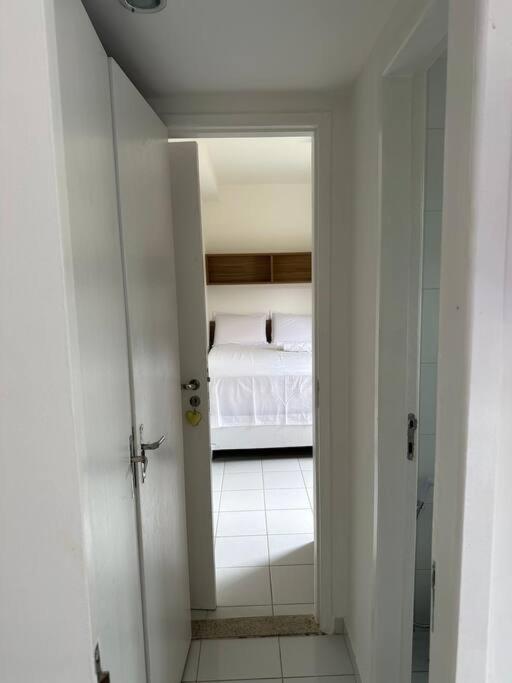 Cond Genipabu Club House a 900mts Praia Guarajuba com Jardim, 3 Quartos, Vagas de Garagem e Cozinha totalmente Equipada