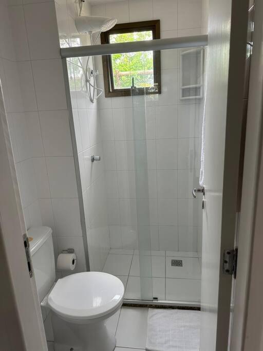 Cond Genipabu Club House a 900mts Praia Guarajuba com Jardim, 3 Quartos, Vagas de Garagem e Cozinha totalmente Equipada
