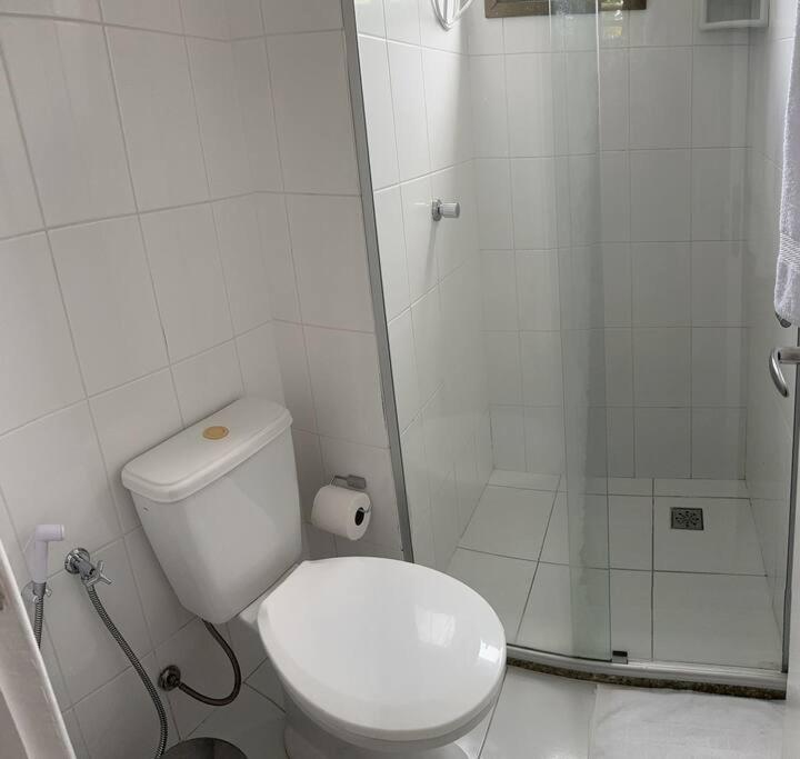 Cond Genipabu Club House a 900mts Praia Guarajuba com Jardim, 3 Quartos, Vagas de Garagem e Cozinha totalmente Equipada