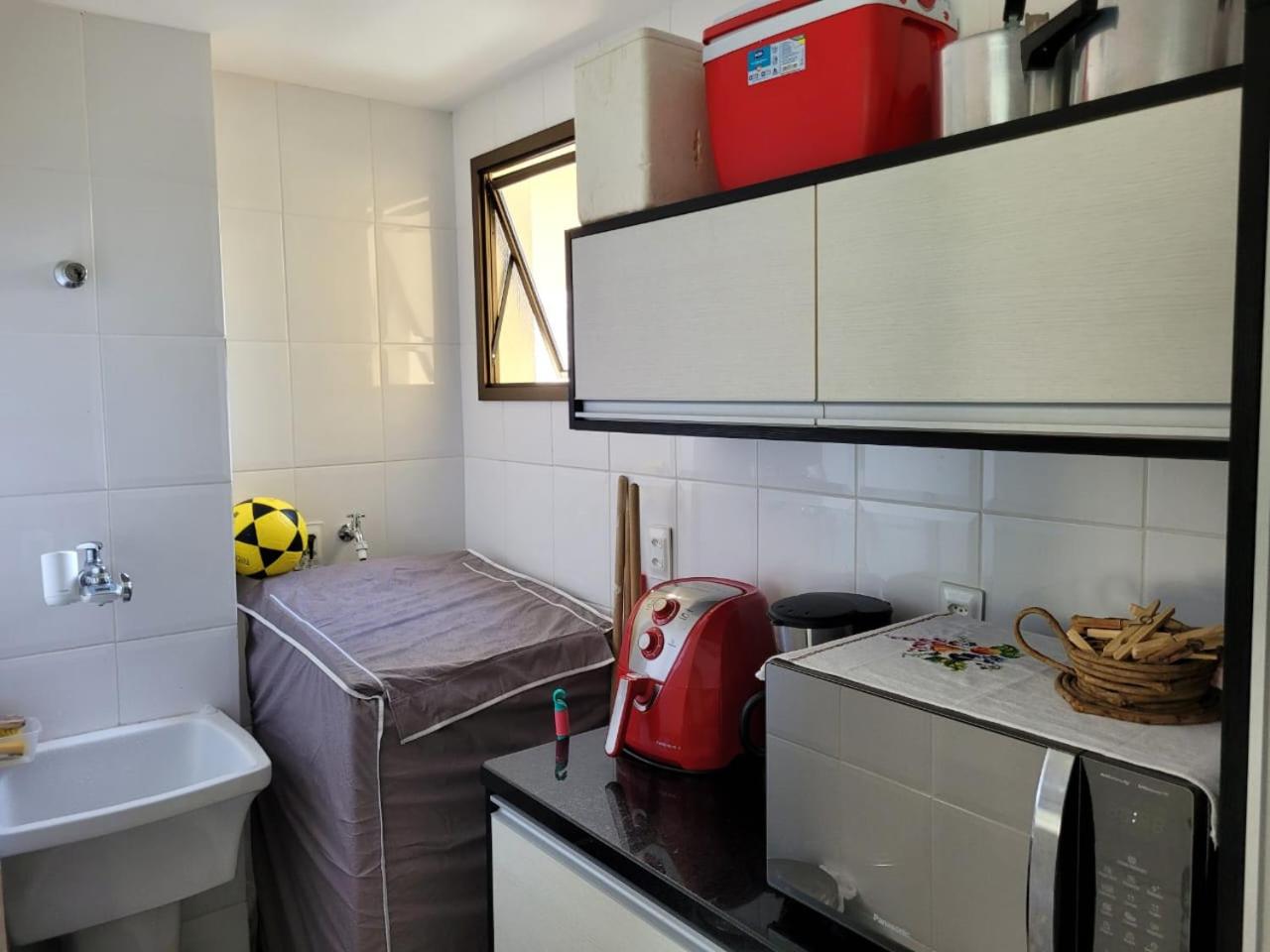 Cond Genipabu Club House a 900mts Praia Guarajuba com Jardim, 3 Quartos, Vagas de Garagem e Cozinha totalmente Equipada