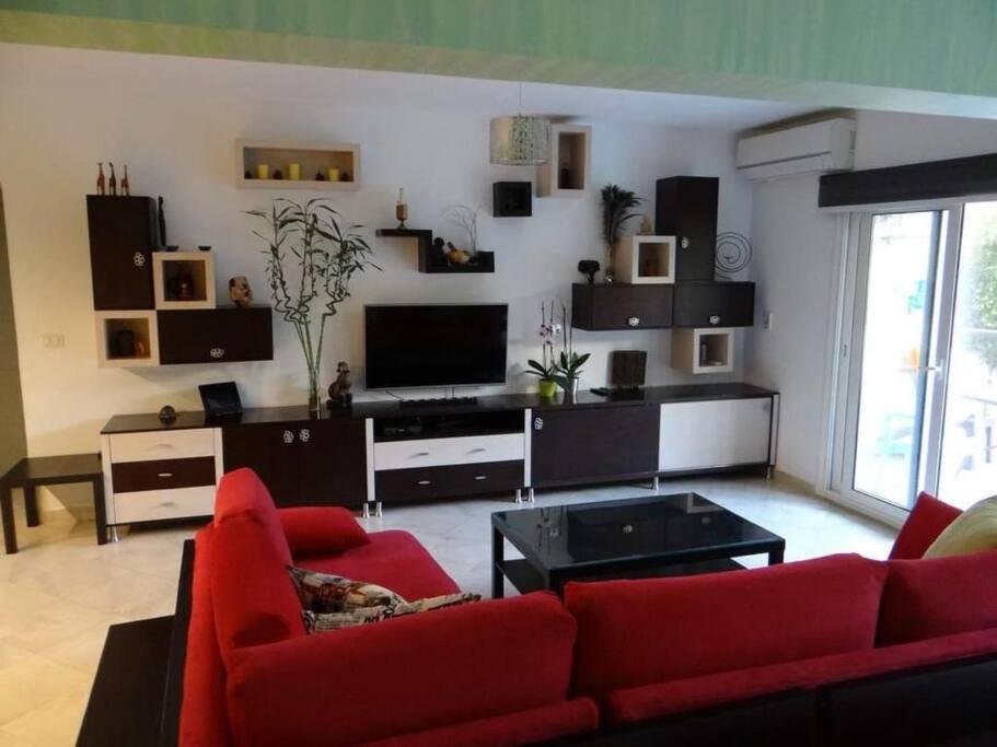 2BR Apartment with Private Garden in Downtown Rehab Near Malls