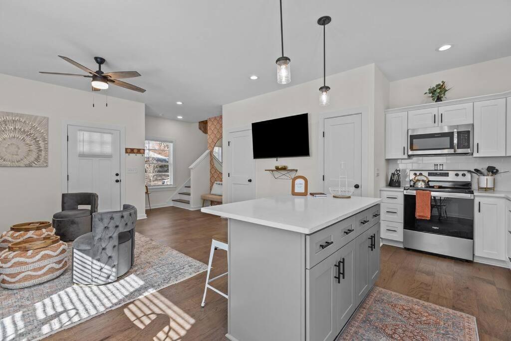 Contemporary Home, Close to Downtown and NCCU
