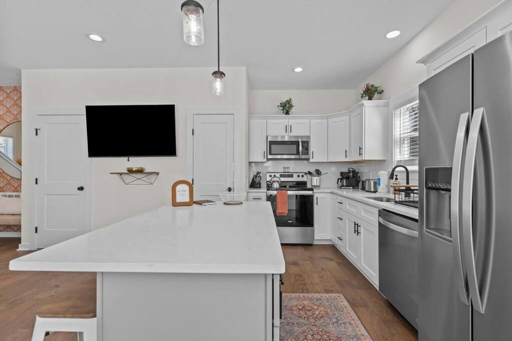 Contemporary Home, Close to Downtown and NCCU
