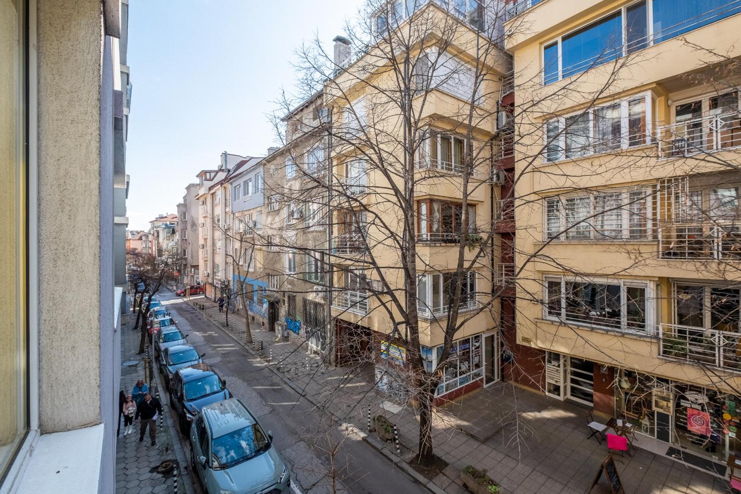 Modern , spacious 2BR apartment in top center