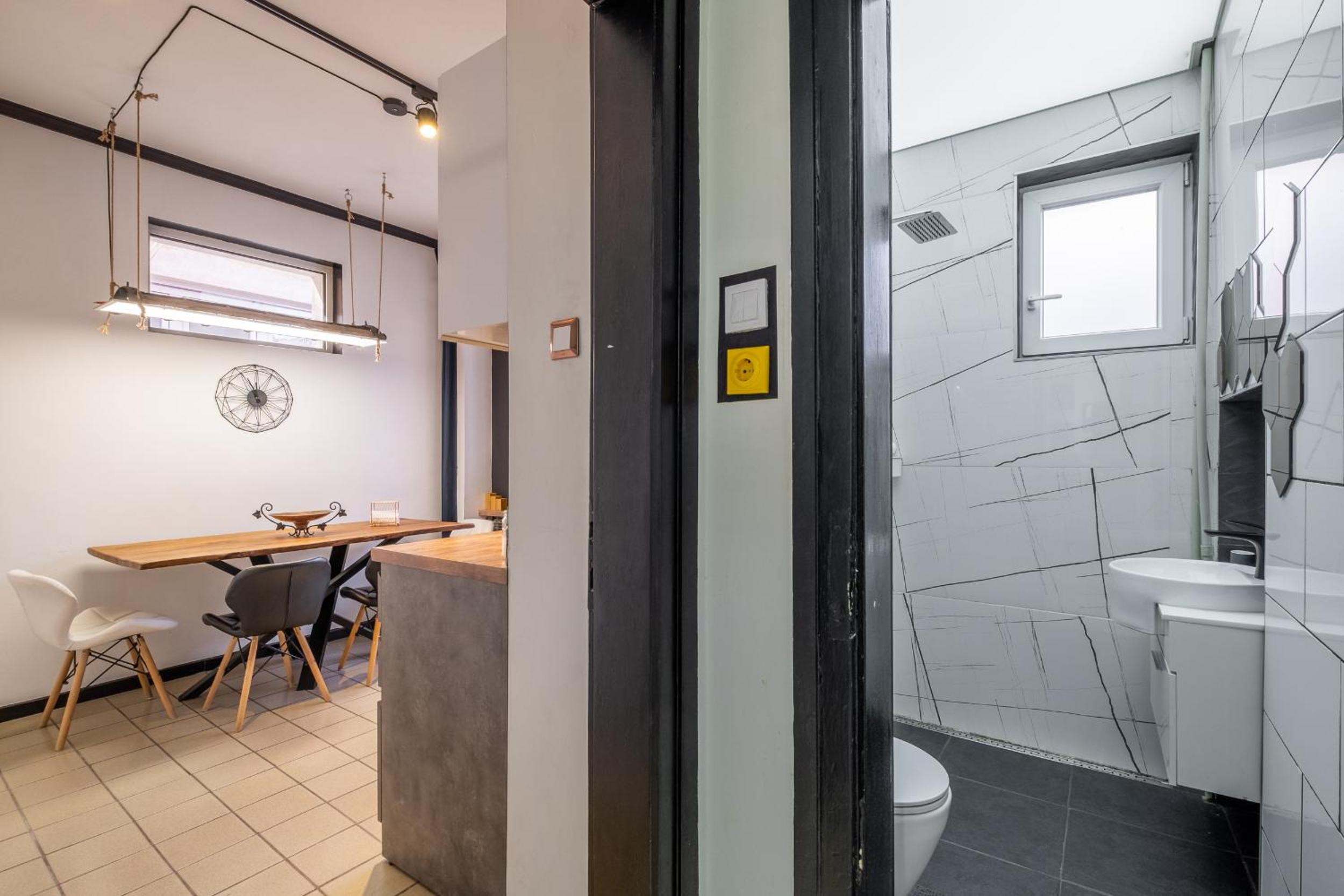 Modern , spacious 2BR apartment in top center