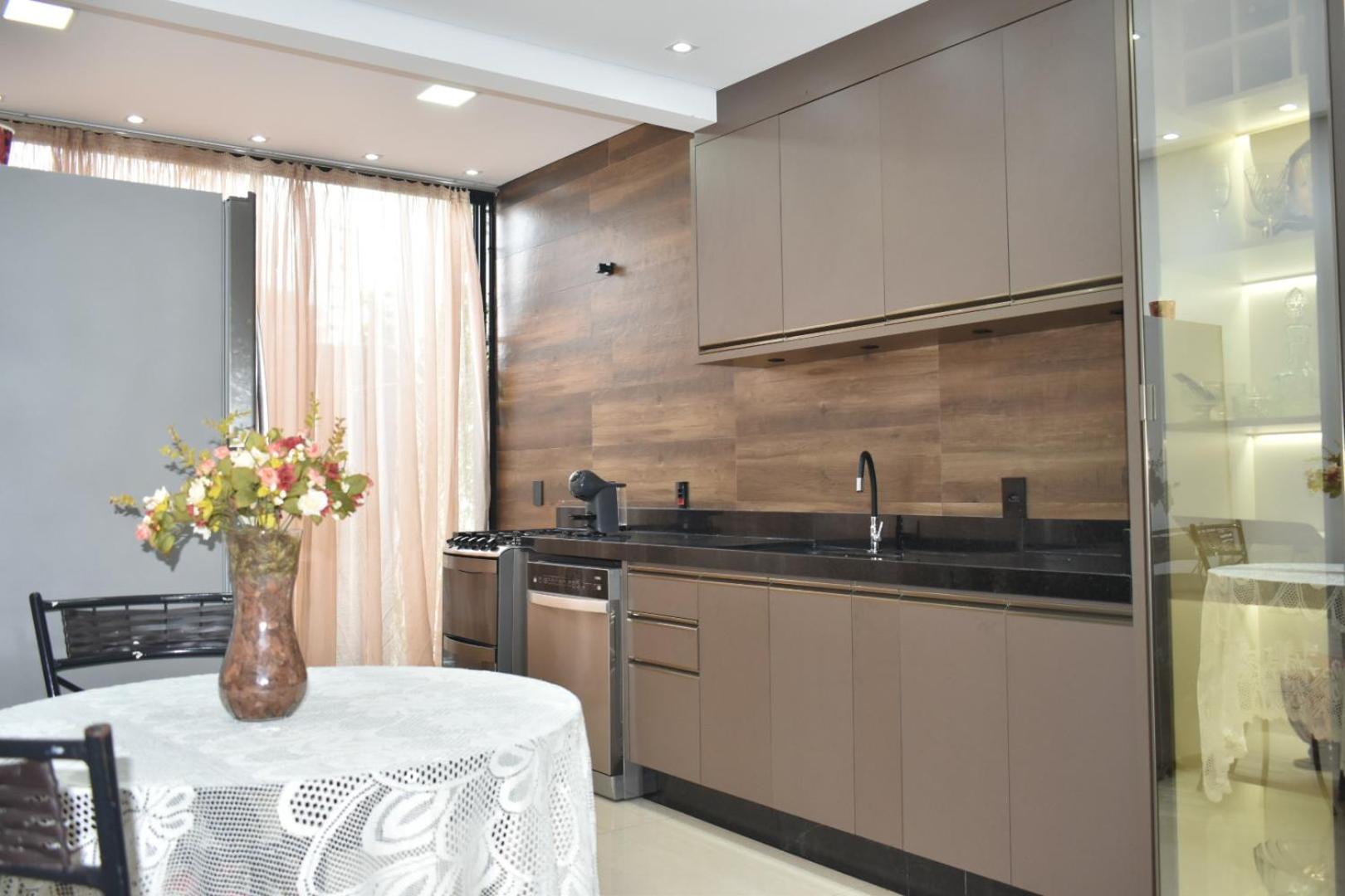 Sobrado encantador, próximo BR 277 e Hotel Rafain