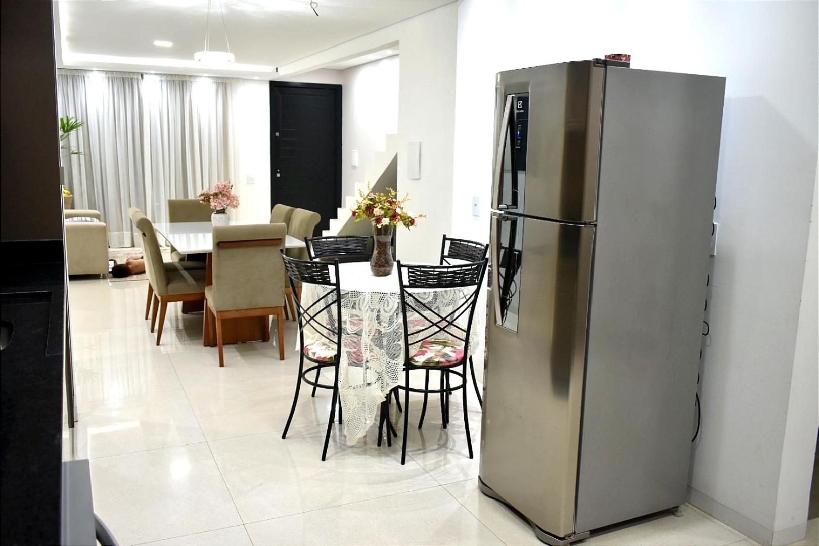 Sobrado encantador, próximo BR 277 e Hotel Rafain