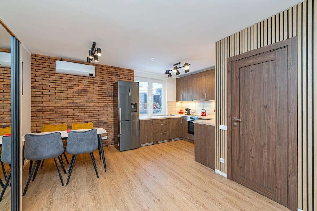 Riverfront 1BD Old Town Apartment by Hostlovers view 3