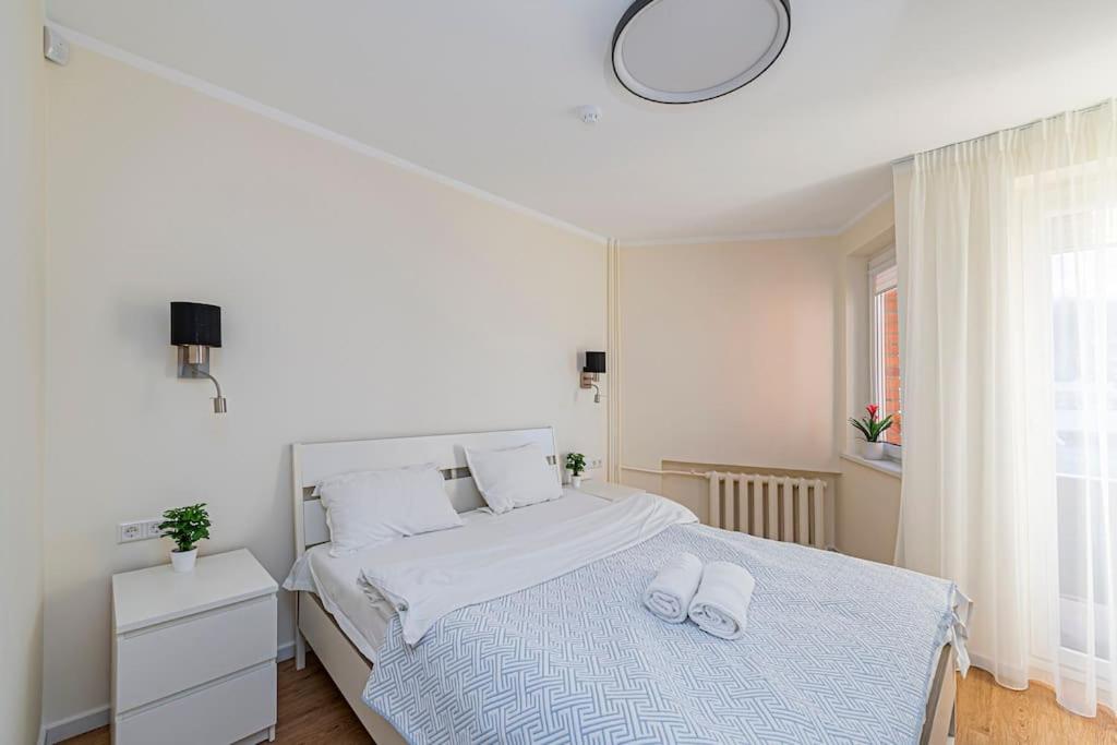 Riverfront 1BD Old Town Apartment by Hostlovers view 2