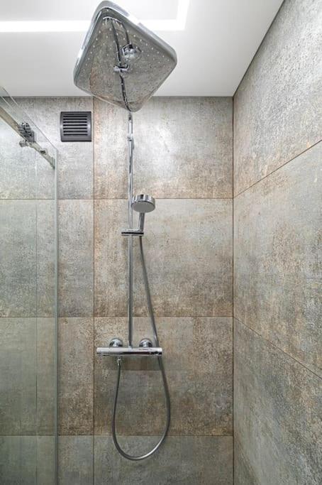 Riverfront 1BD Old Town Apartment by Hostlovers view 5