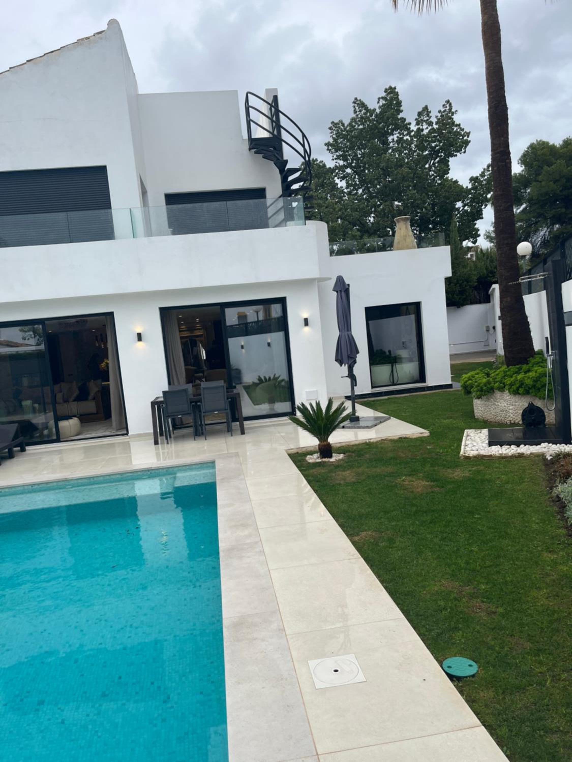 Villa de Lujo Maravillosa 5 Dormitorios ,6 Banos ,Piscina WIFI en Marbella view 4
