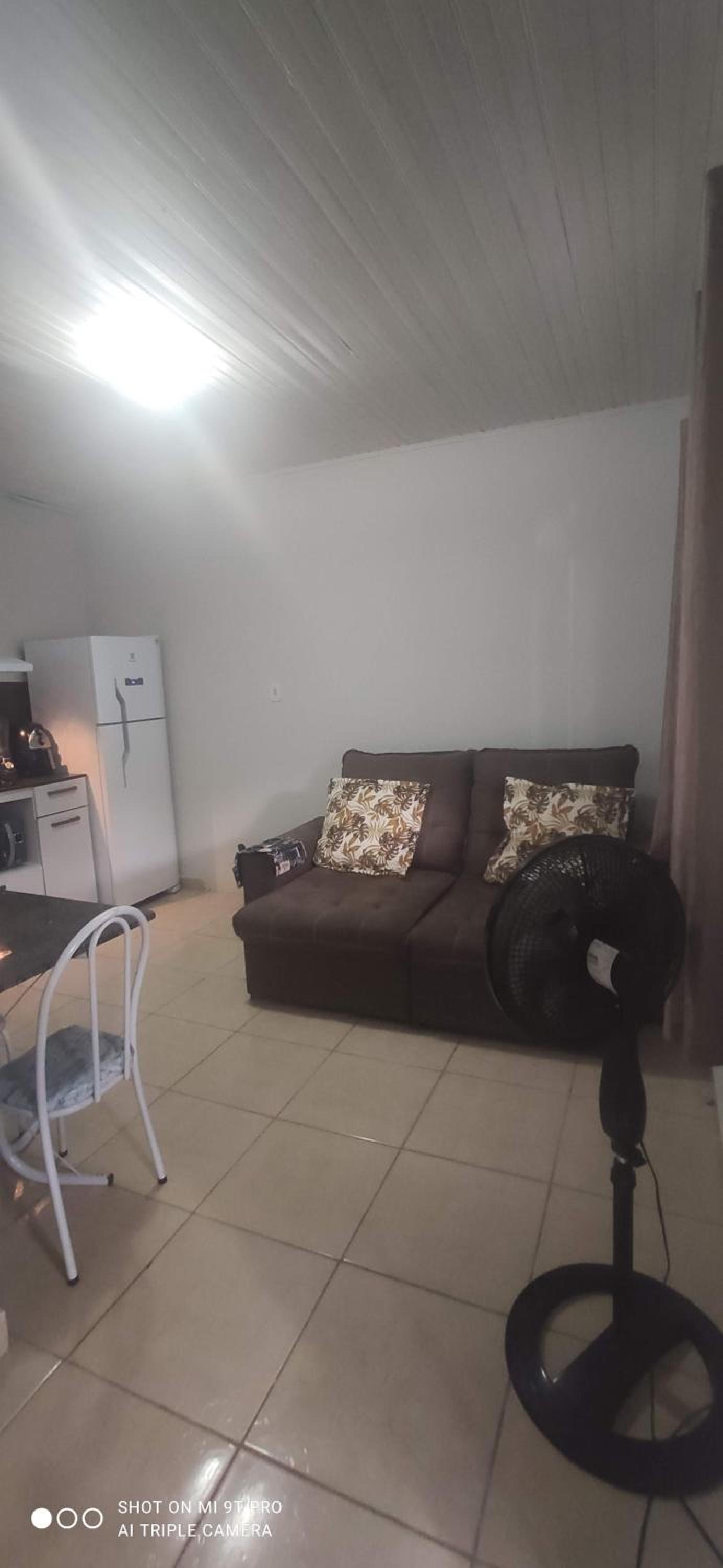 Casa com piscina e estacionamento, próximo á praia