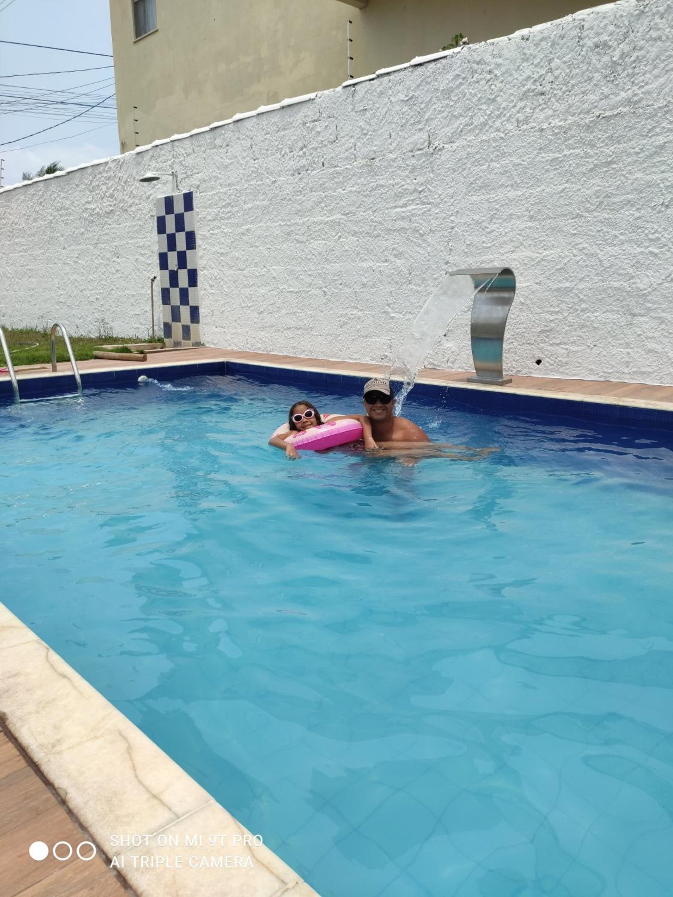 Casa com piscina e estacionamento, próximo á praia