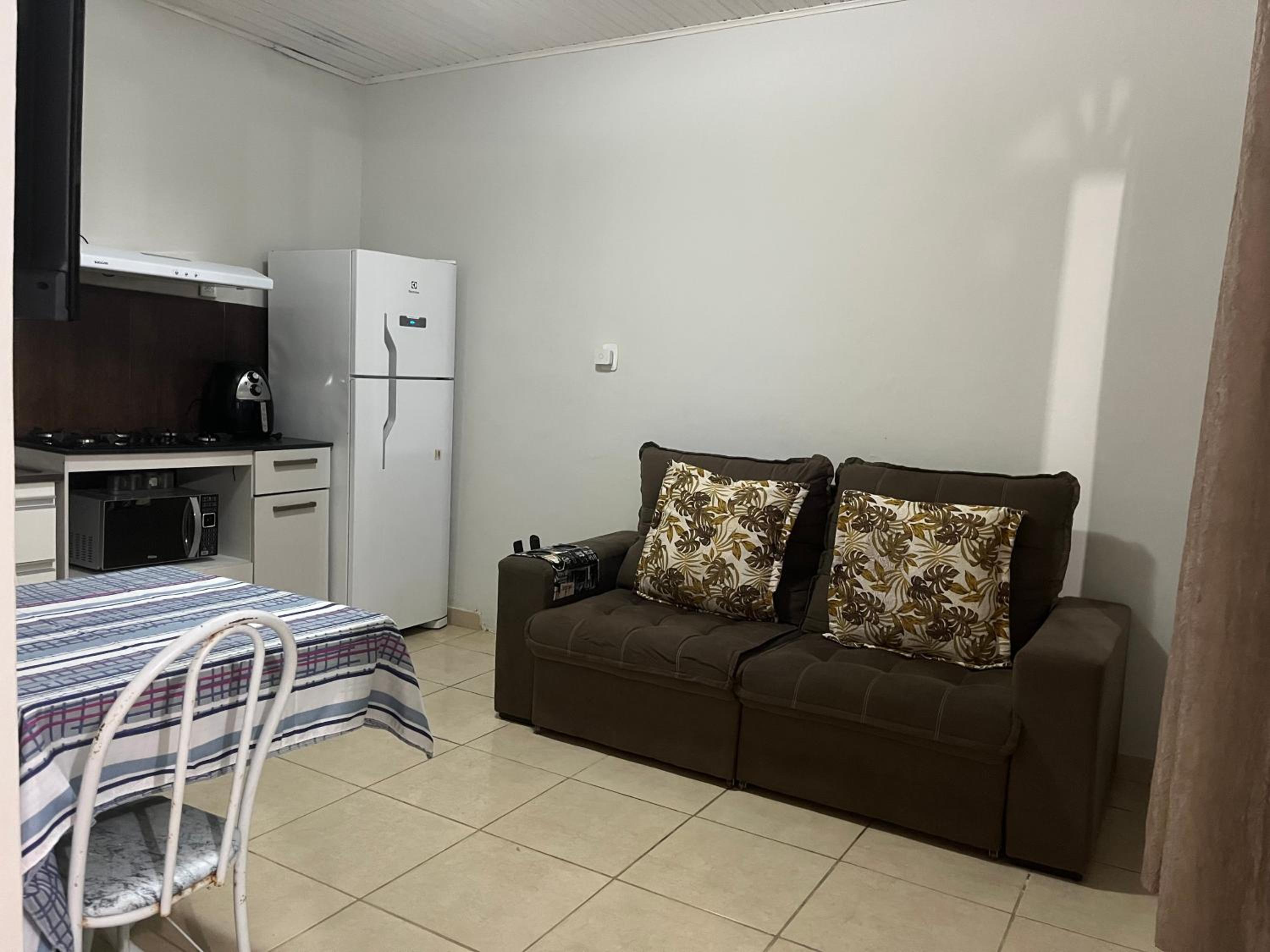 Casa com piscina e estacionamento, próximo á praia