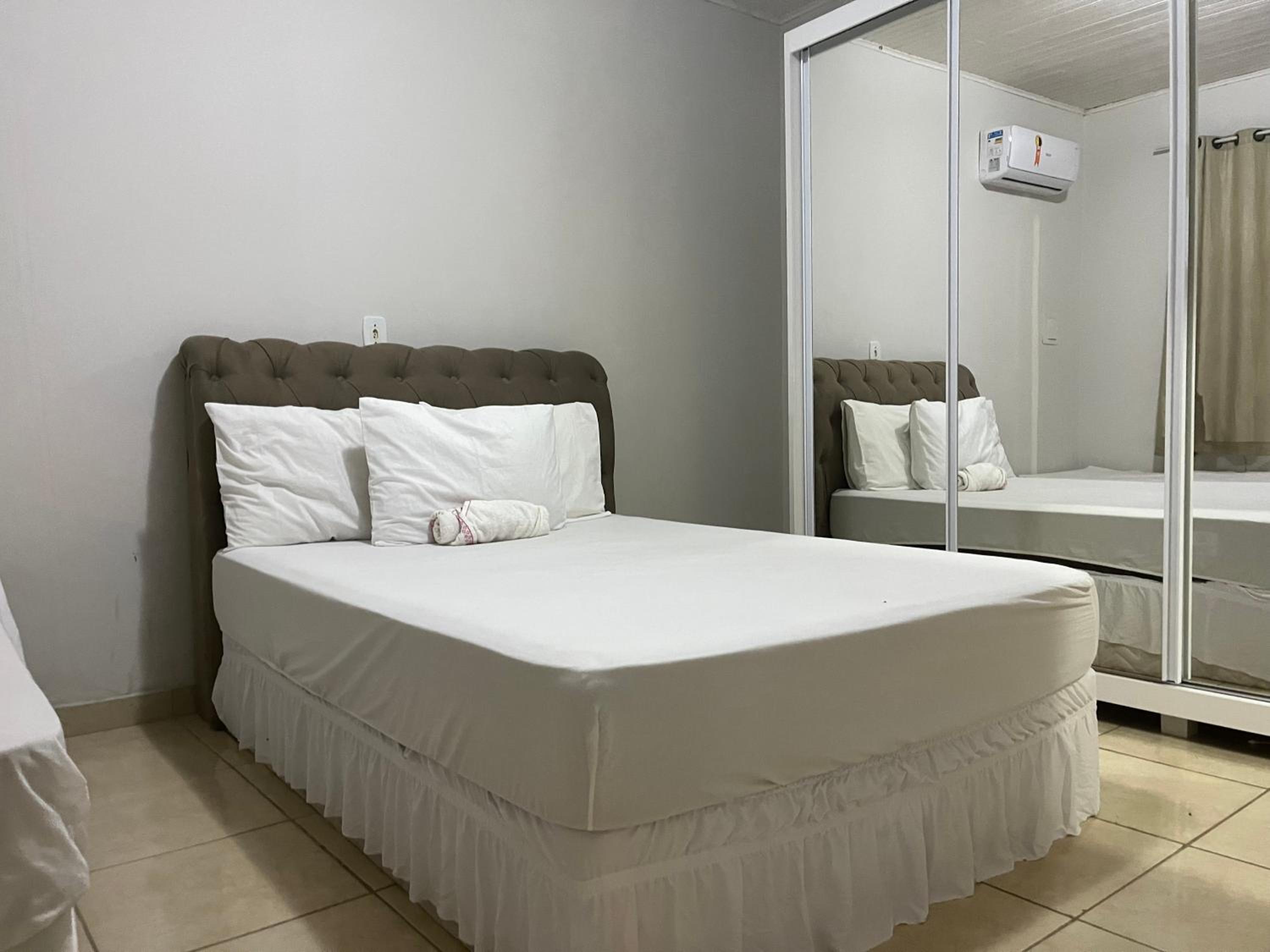 Casa com piscina e estacionamento, próximo á praia