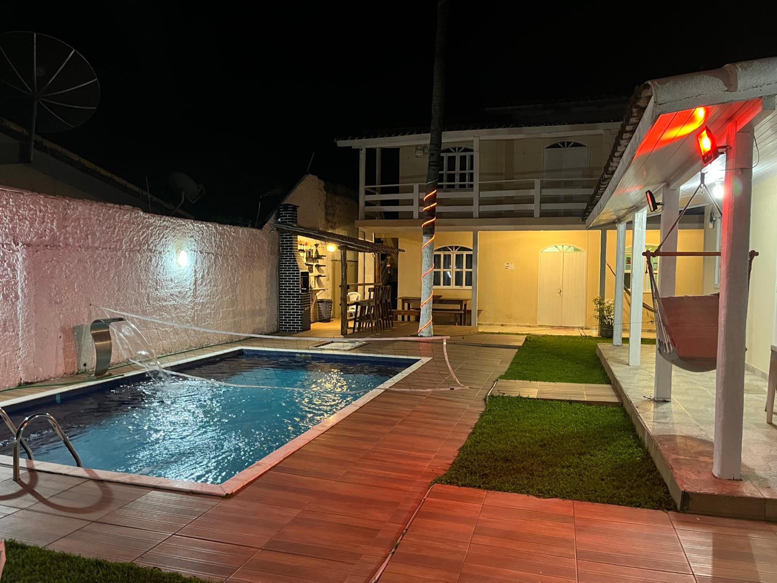 Casa com piscina e estacionamento, próximo á praia