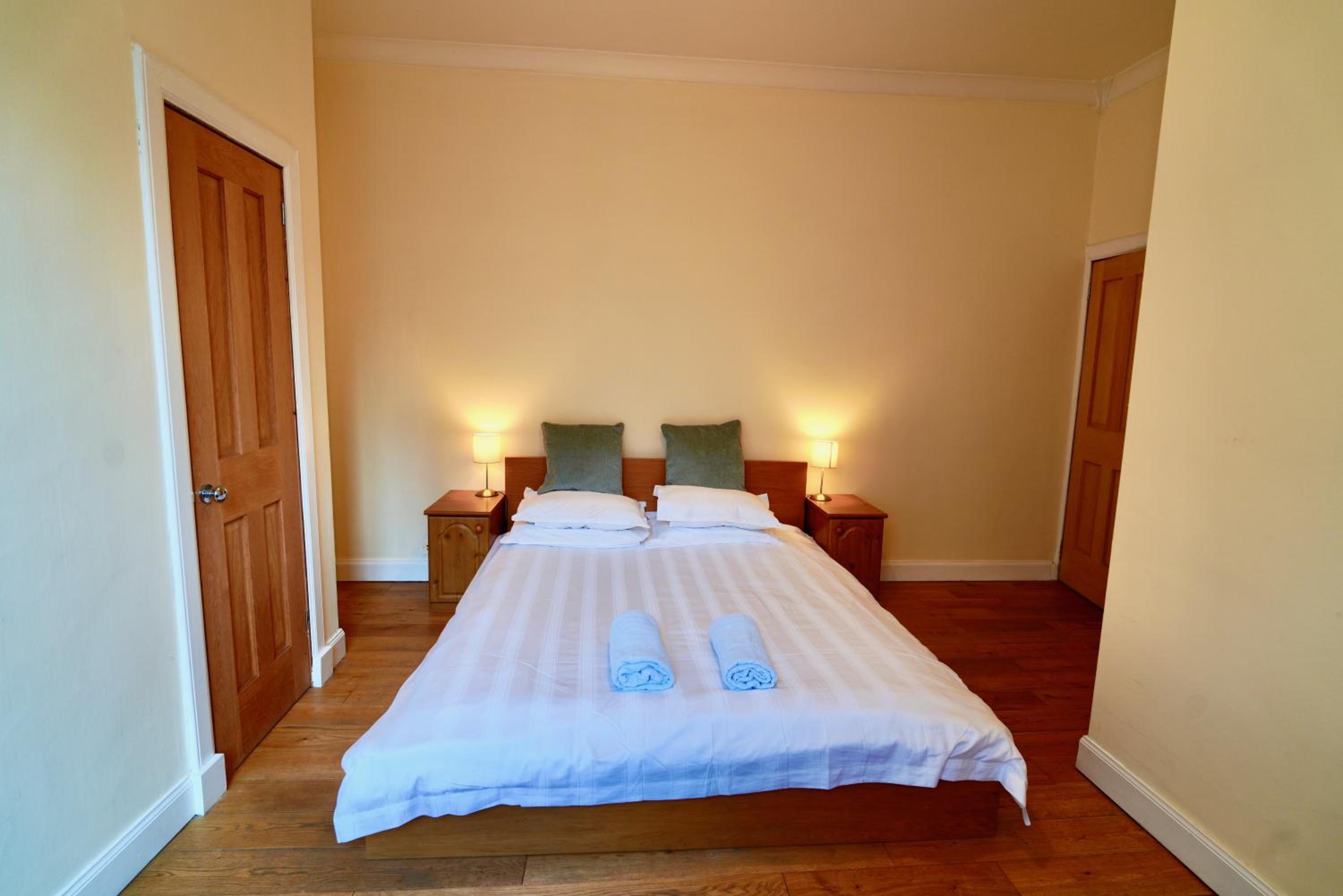 Spacious 2 bed apt next to Royal Mile & Waverley view 5