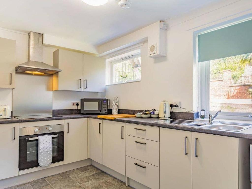 Lovely Magnolia Accommodation 3king Torquay view 5