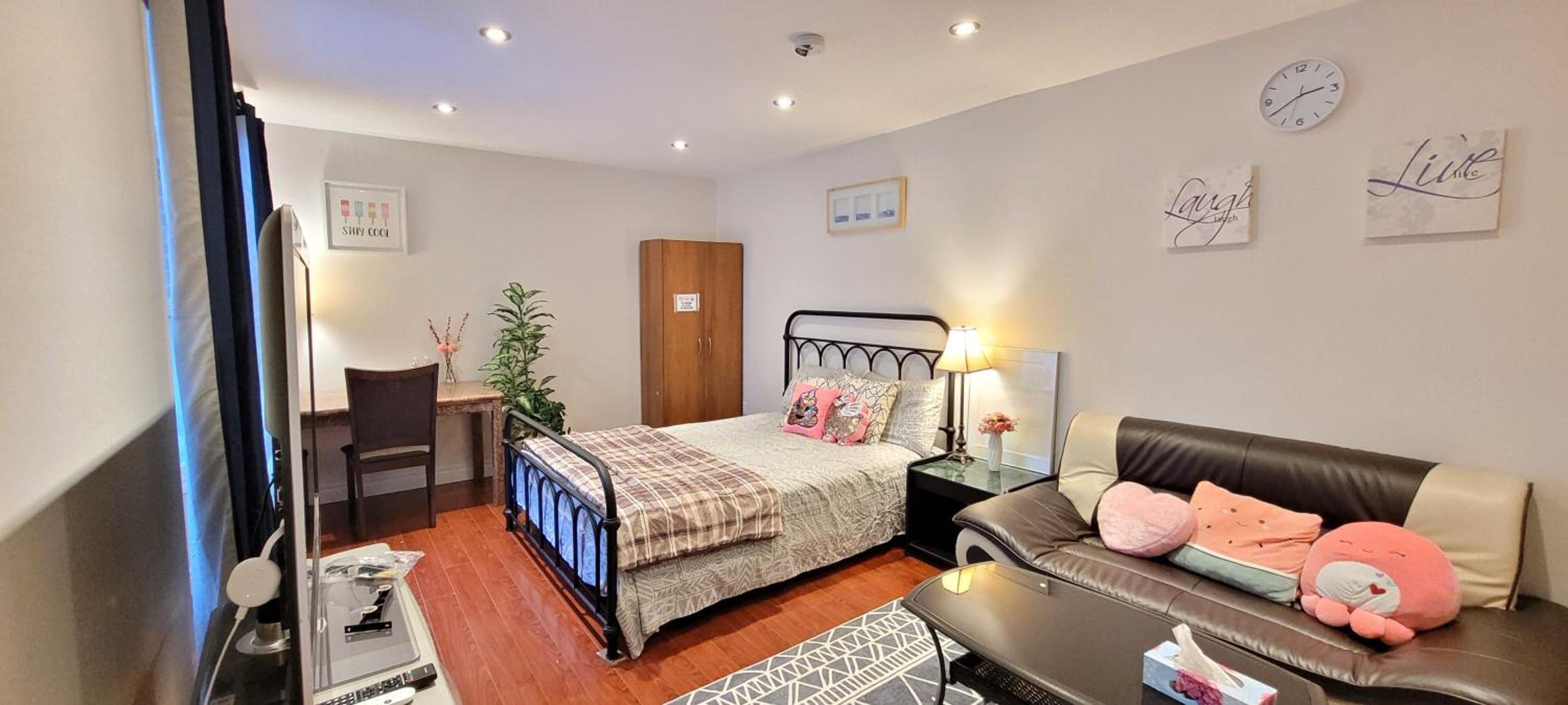 Toronto Spacious Cozy Mainfloor Room