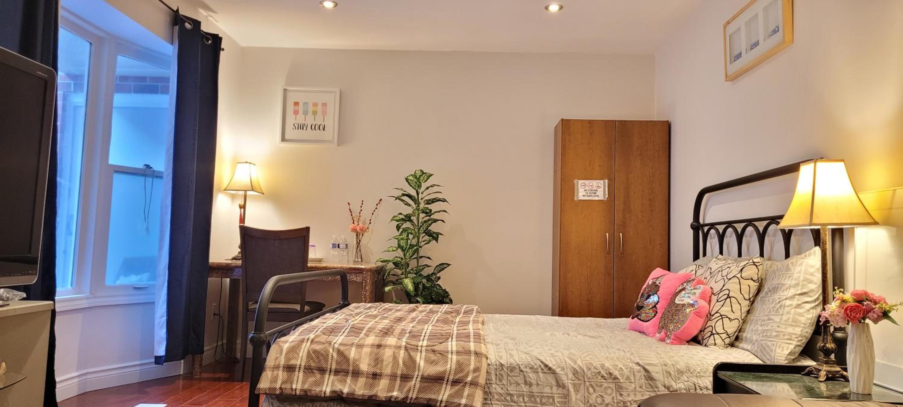 Toronto Spacious Cozy Mainfloor Room