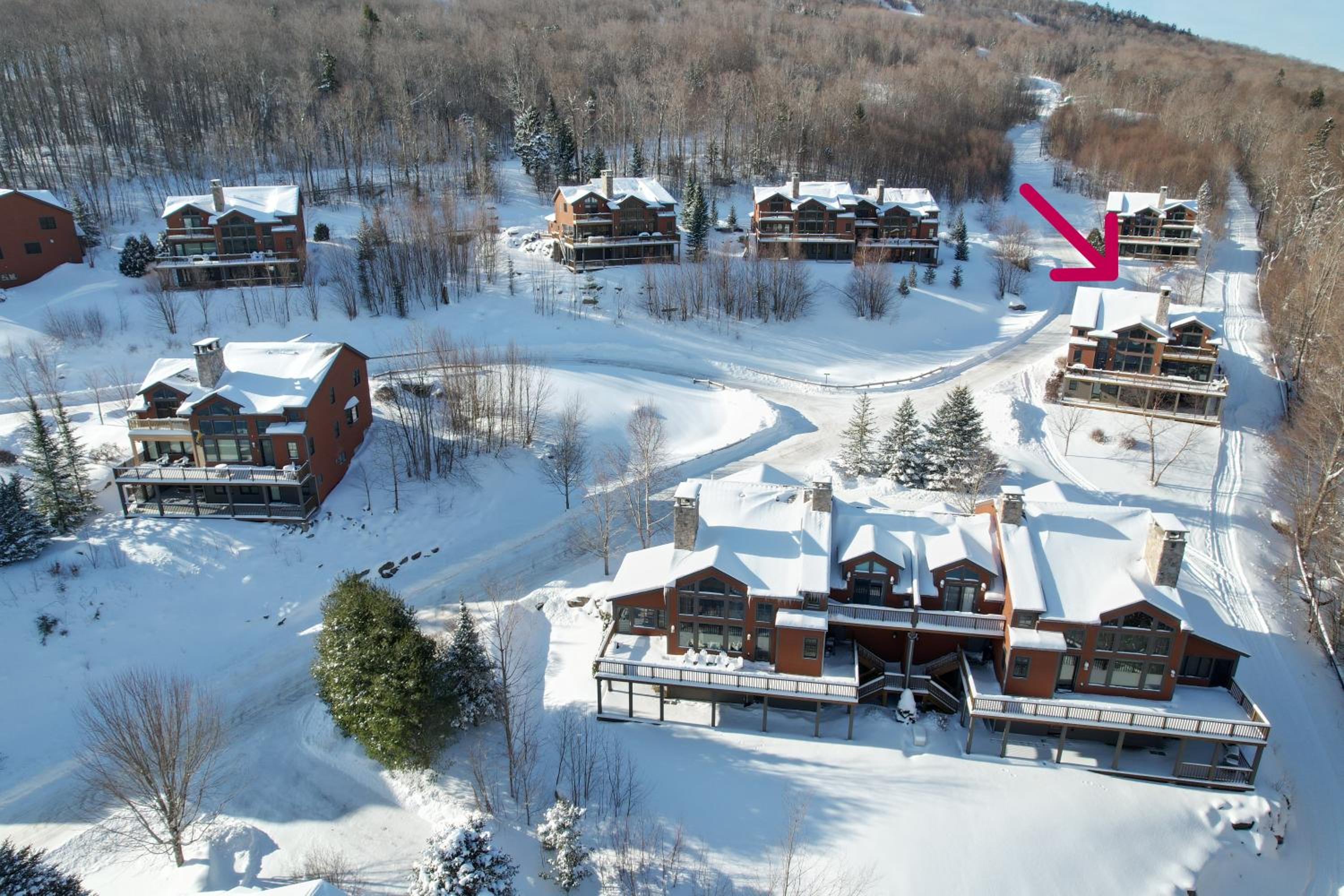 P5 Ski-in Ski-out rare find Presidential View single family with garage pool table ping pong